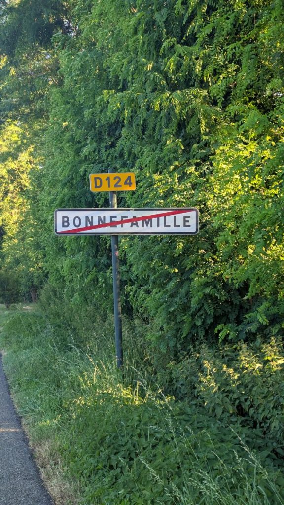 Panneau de sortie de Bonnefamille sur la D124