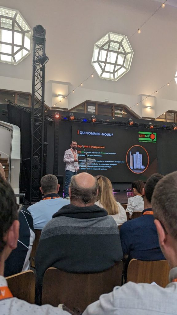 Pitch technique de l'entreprise SETEMIP sur scène lors de la Journée du Collage RESCOLL à Bordeaux devant une assemblée professionnelle.